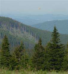 Vrtulník nad údolím Bílé Opavy 